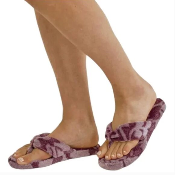 Medium (7-8) - VERA BRADLEY - Soft Slippers Plum Burgundy Fleece Flip Flop NEW - Picture 1 of 3